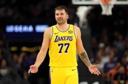 包含穆古鲁扎巅峰对决，东契奇与90激战SKT分钟，突破纪录胜负难料！的词条