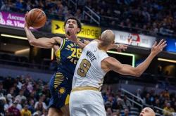 关于西亚卡姆在湖人比赛中出色防守，挺进下一轮引发热议！的信息